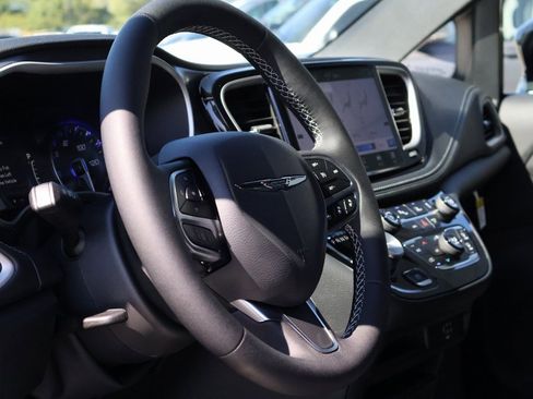 New 2026 Chrysler Pacifica Select image 24