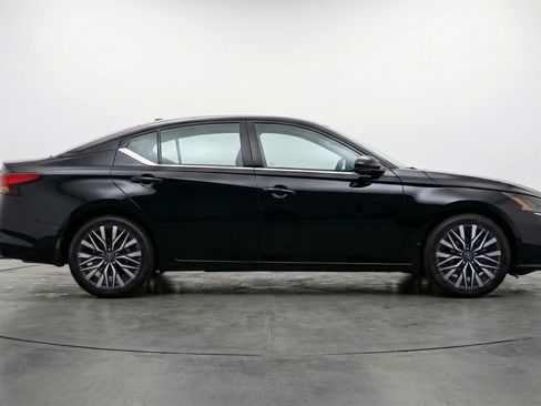 Used 2025 Nissan Altima 2.5 SV image 11