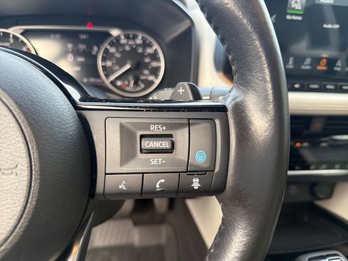 Used 2023 Nissan Rogue SL w/ SL Premium Package image 32