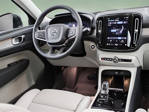 Certified 2025 Volvo XC40 B5 Plus w/ Protection Package Premier image 26