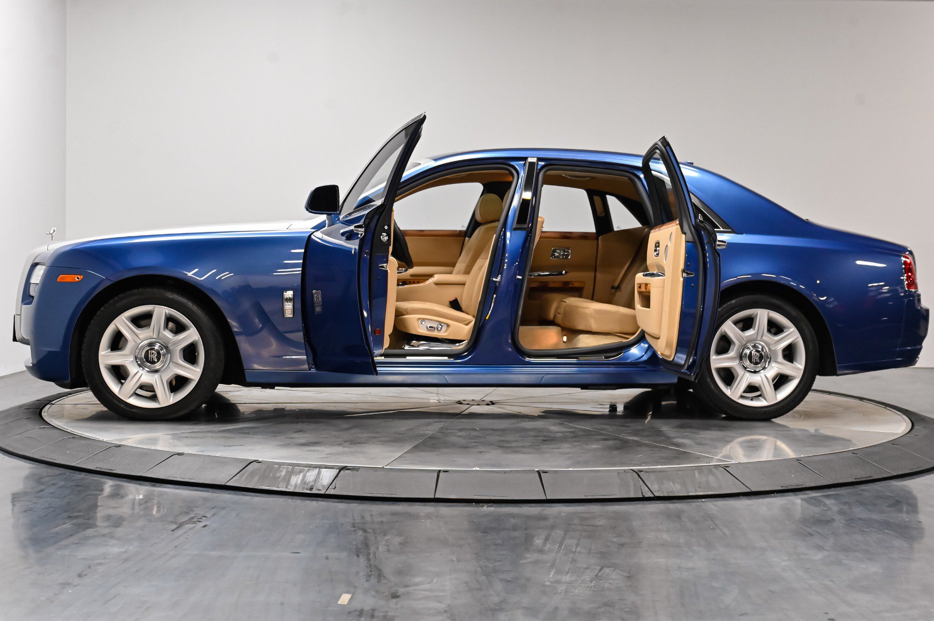 Used 2012 Rolls-Royce Ghost RWD image 19