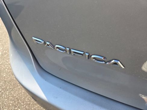 Used 2023 Chrysler Pacifica Touring-L FWD image 9