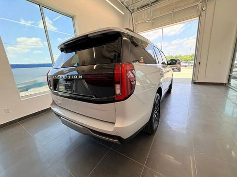 Used 2025 Ford Expedition Platinum AWD/4WD image 9