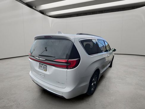 Used 2022 Chrysler Pacifica Limited FWD image 9