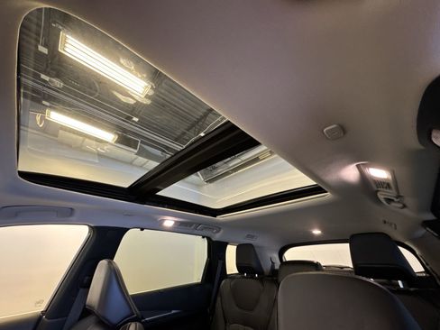 Certified 2025 INFINITI QX60 Luxe image 22