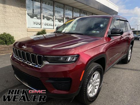 Used 2023 Jeep Grand Cherokee Laredo image 1