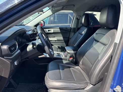 Used 2022 Ford Explorer XLT w/ Equipment Group 202A image 8