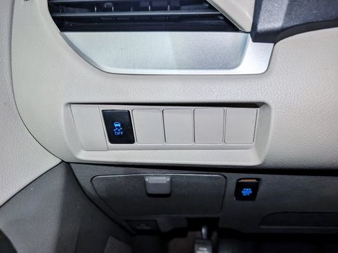 Used 2015 Toyota Sienna LE FWD image 42