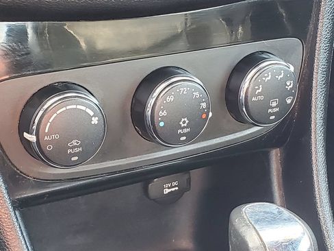Used 2013 Chrysler 200 Limited FWD image 18