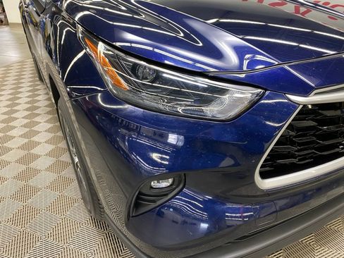 Used 2022 Toyota Highlander XLE image 3