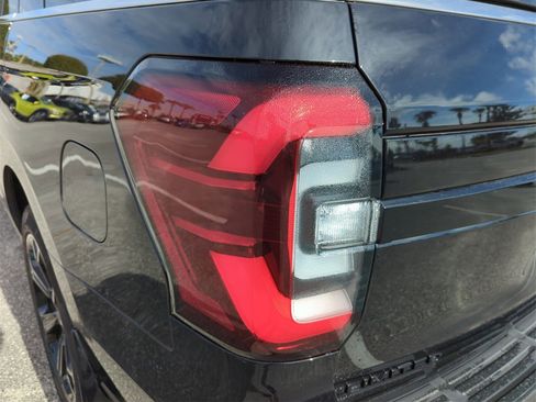 Used 2024 Ford Expedition Limited image 18