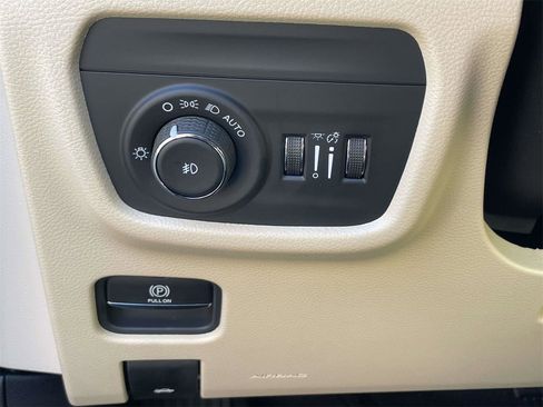 New 2025 Jeep Grand Cherokee L Limited image 12