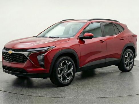 Used 2025 Chevrolet Trax LT w/ LT Convenience Package image 3