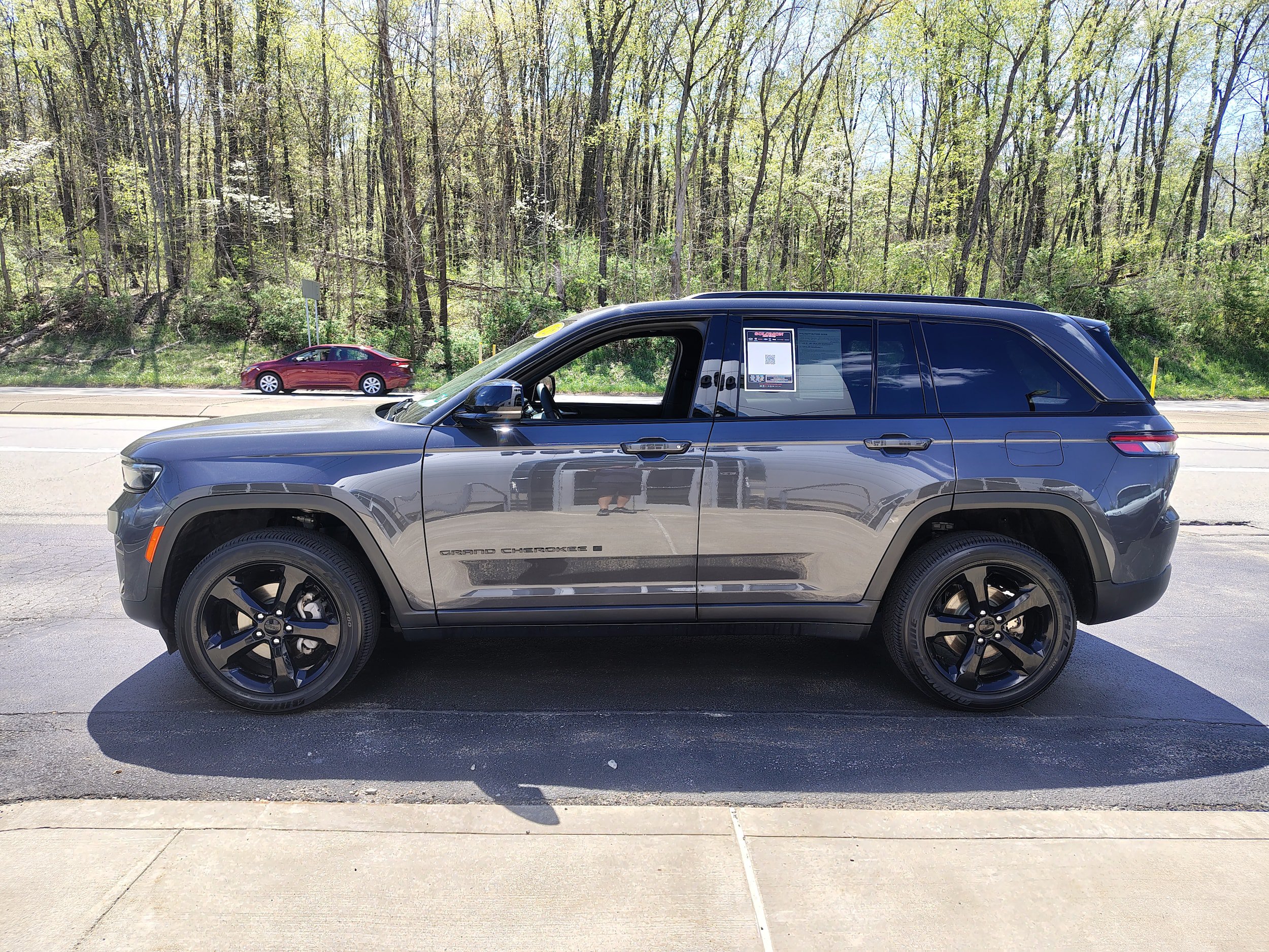 Certified 2025 Jeep Grand Cherokee Altitude AWD/4WD image 6