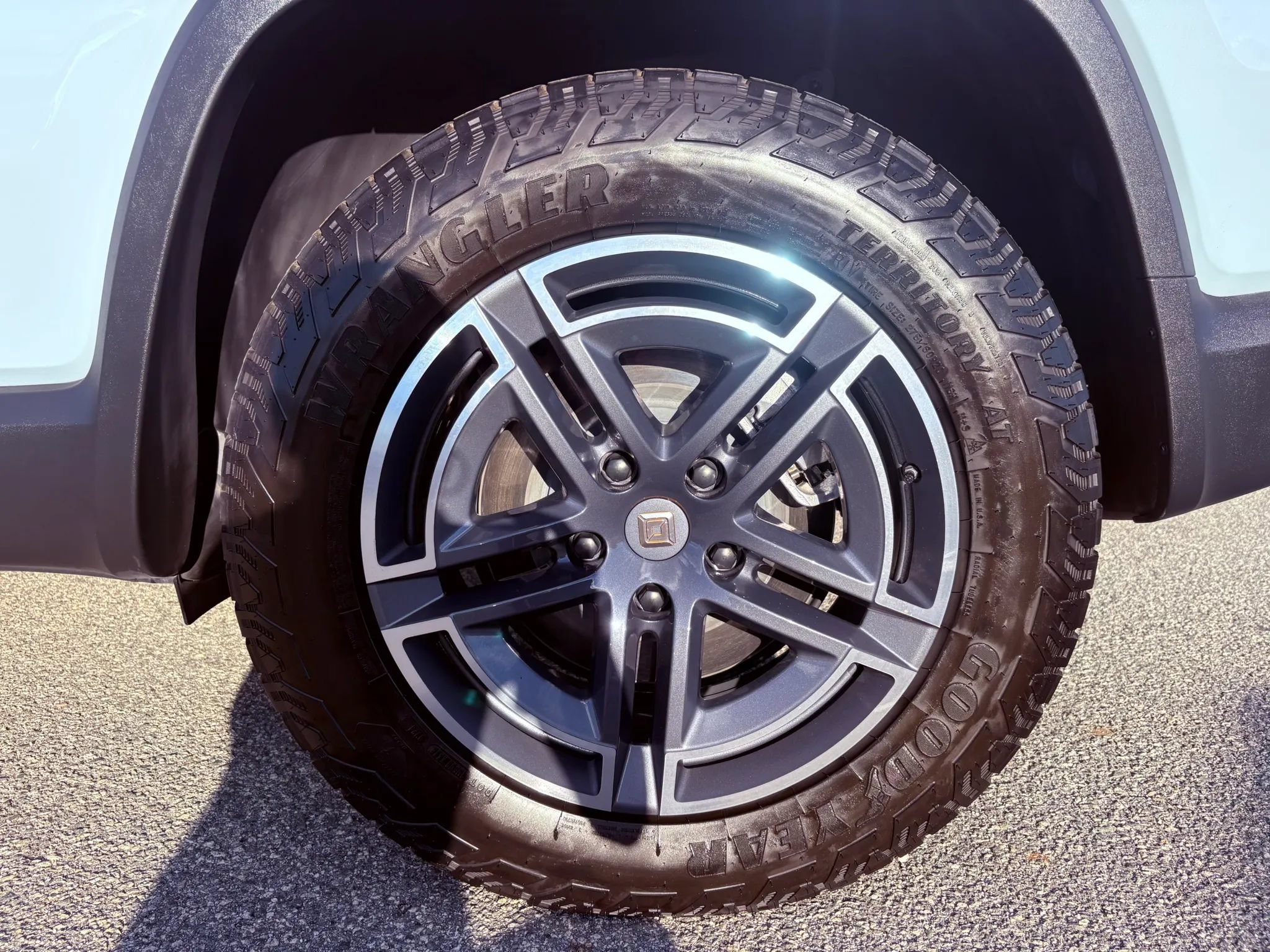 Used 2025 Rivian R1S Adventure Dual AWD/4WD image 34