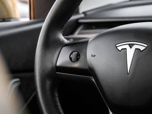 Used 2021 Tesla Model Y 2WD image 16