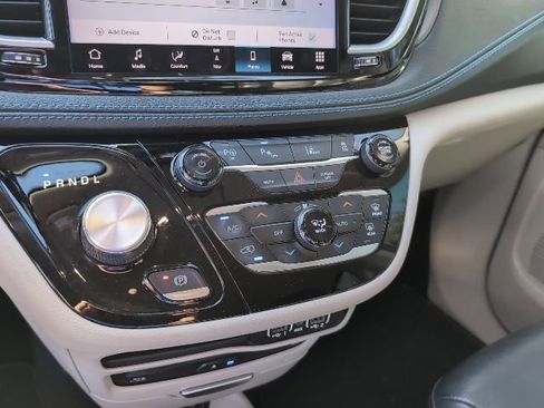 Used 2021 Chrysler Pacifica Touring-L w/ Uconnect Theater Family Group image 19