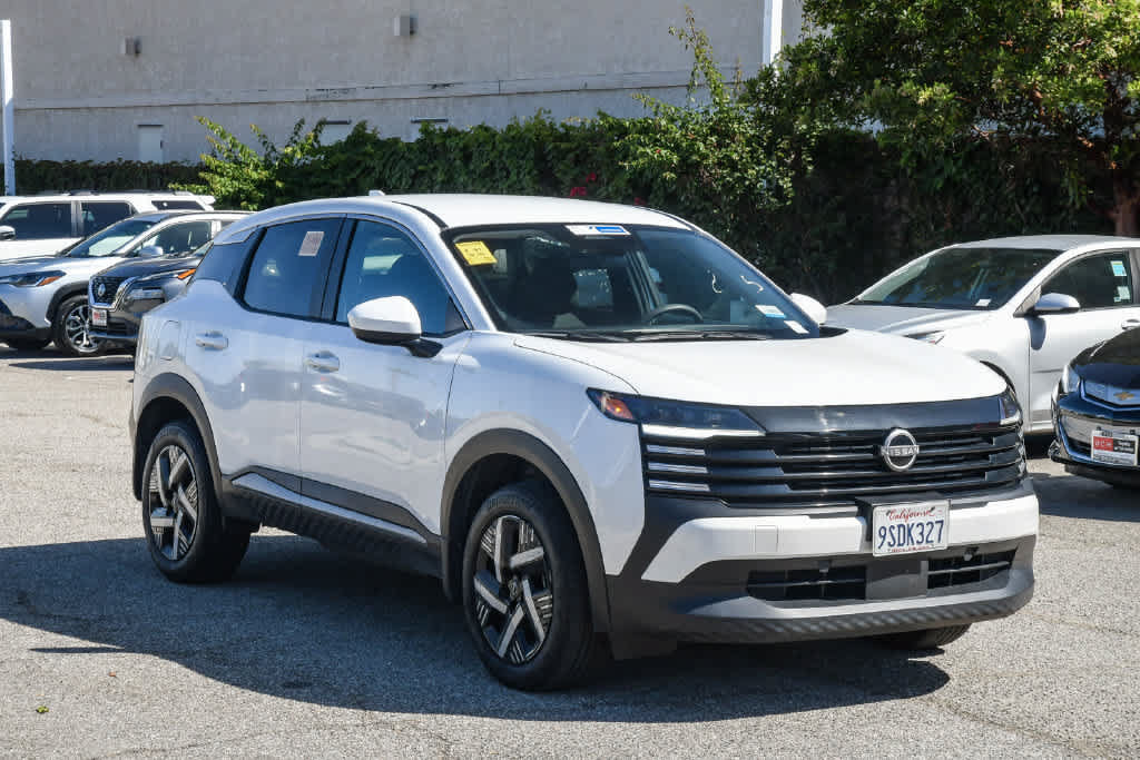 Used 2025 Nissan Kicks SV FWD image 3
