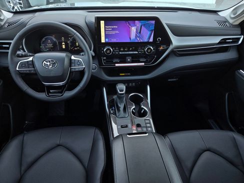 Certified 2026 Toyota Highlander Limited AWD/4WD image 14