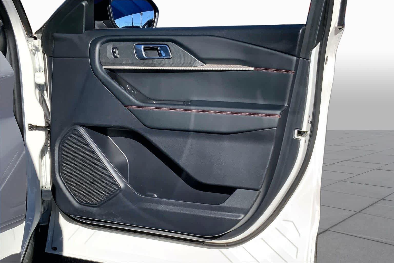 Used 2025 Ford Explorer ST-Line w/ Premium Package RWD image 23