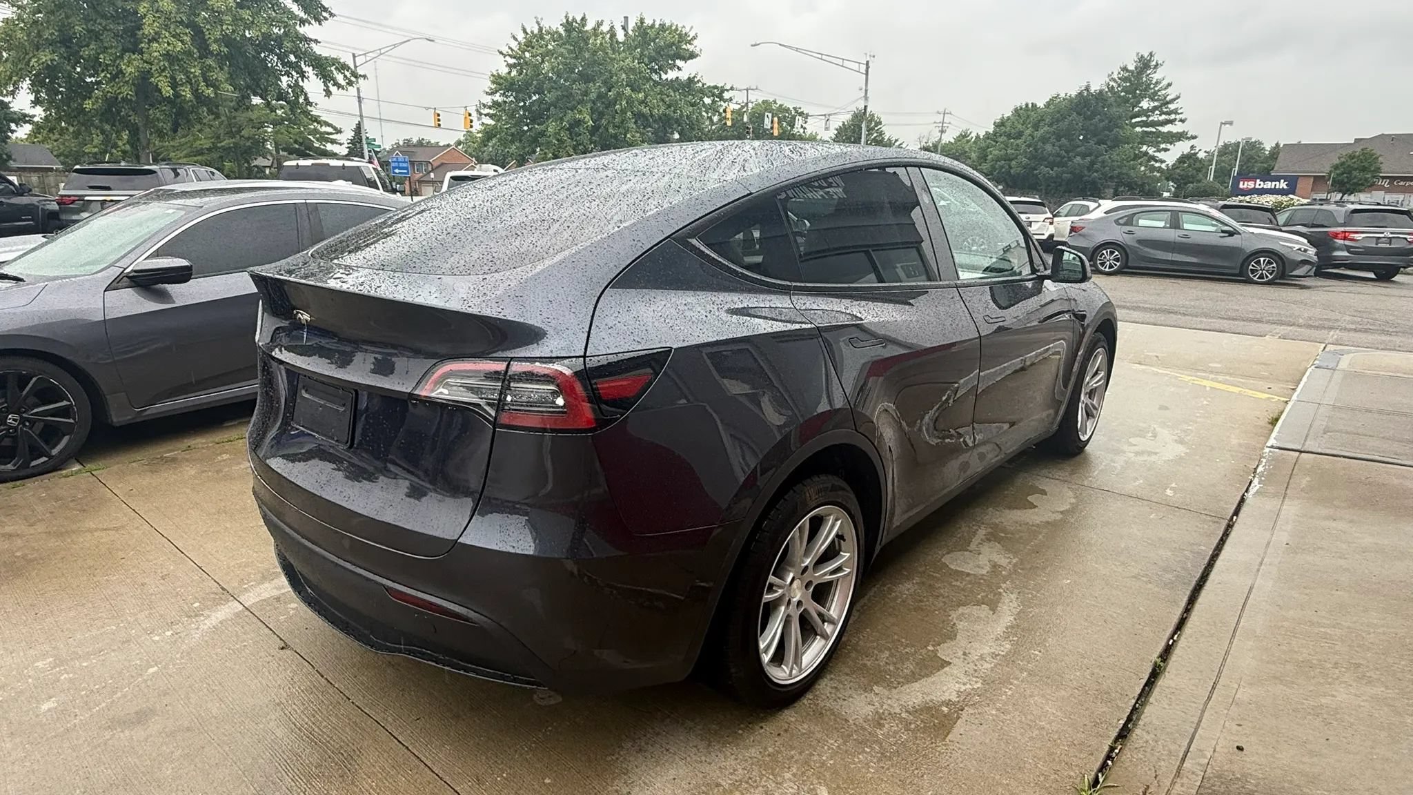 Used 2024 Tesla Model Y Long Range AWD/4WD image 3