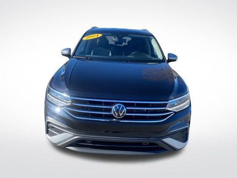 Used 2024 Volkswagen Tiguan SE image 2