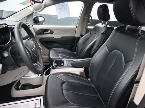 Used 2024 Chrysler Pacifica Touring-L image 25