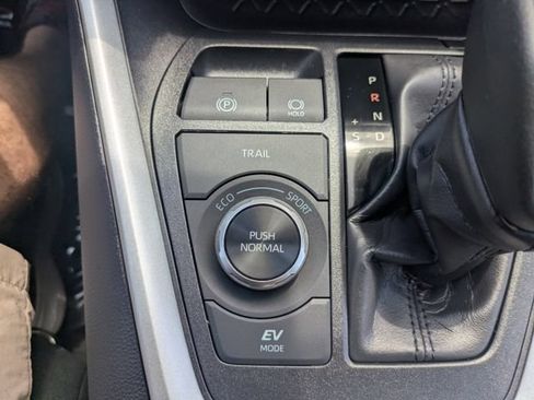 Certified 2025 Toyota RAV4 LE AWD/4WD image 32