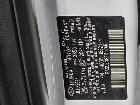 Certified 2025 Hyundai Elantra SE image 32