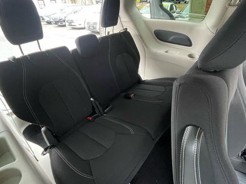 Used 2020 Chrysler Voyager L image 26