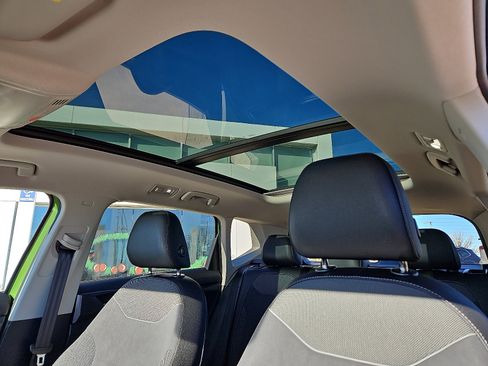 Certified 2025 Volkswagen Taos SE image 11