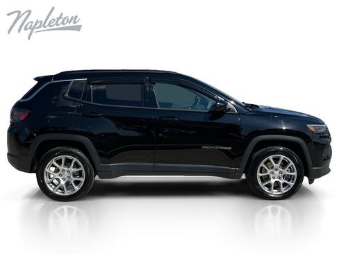 Used 2023 Jeep Compass Latitude w/ Sun and Sound Group AWD/4WD image 7