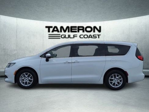 Used 2023 Chrysler Voyager LX FWD image 2