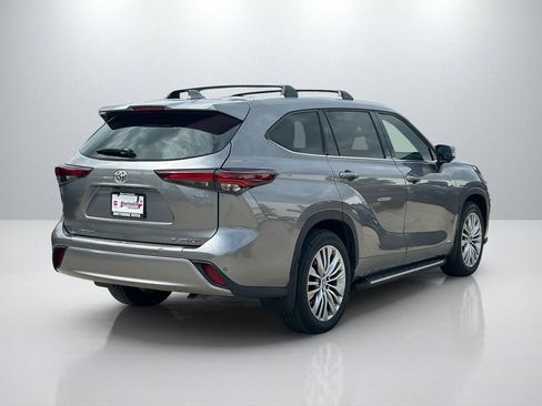 Used 2025 Toyota Highlander Platinum AWD/4WD image 5