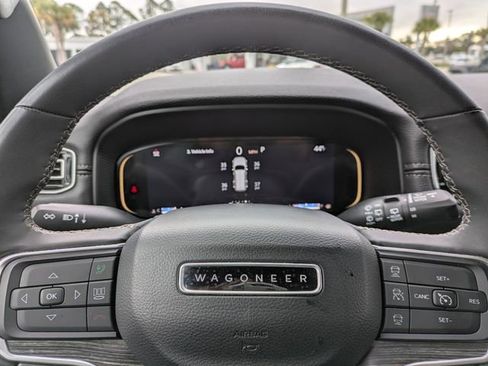 Certified 2024 Jeep Wagoneer Series II w/ Flexible Seating Group image 32