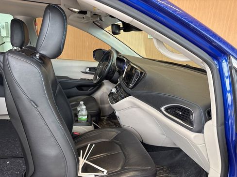 Used 2021 Chrysler Pacifica Touring-L w/ Uconnect Theater Family Group image 24