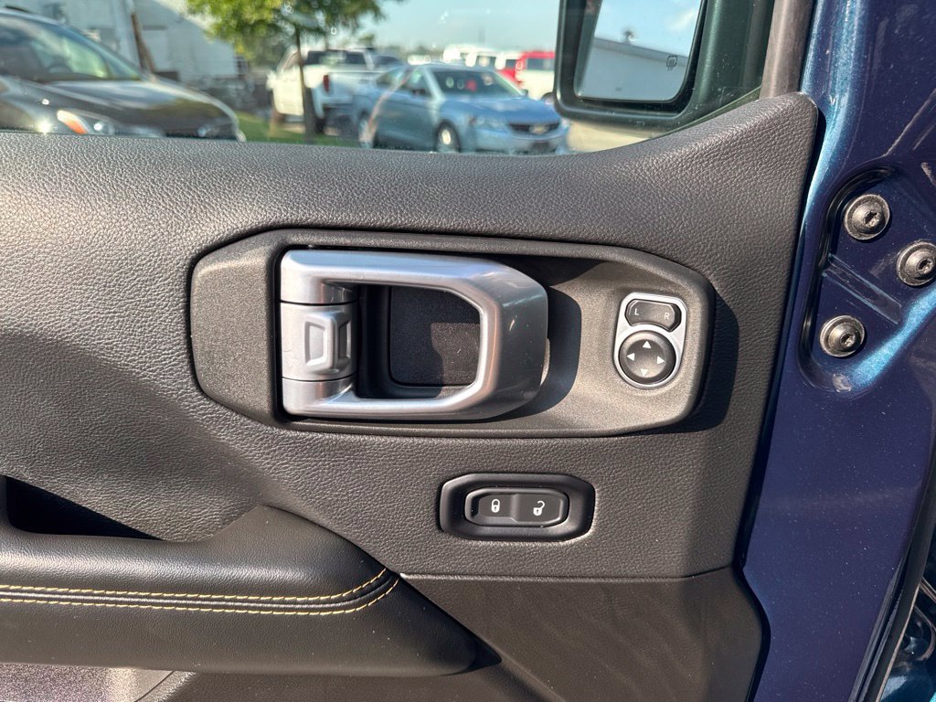 Used 2025 Jeep Wrangler Unlimited Sahara AWD/4WD image 11