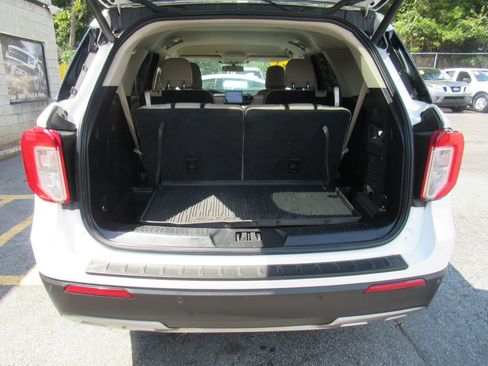 Used 2021 Ford Explorer XLT w/ Equipment Group 202A image 8