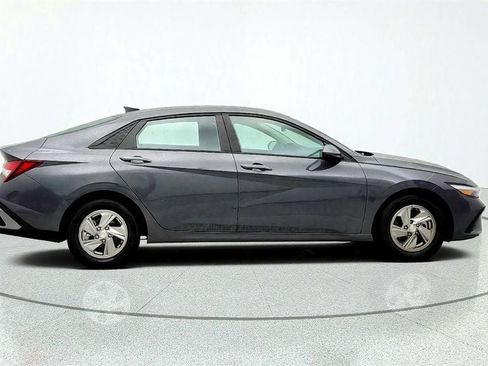 Used 2025 Hyundai Elantra SE FWD image 4