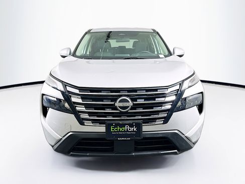 Used 2025 Nissan Rogue SV image 2