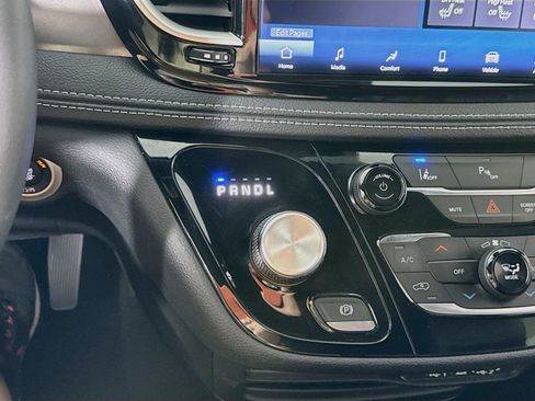 Used 2025 Chrysler Pacifica Select FWD image 10