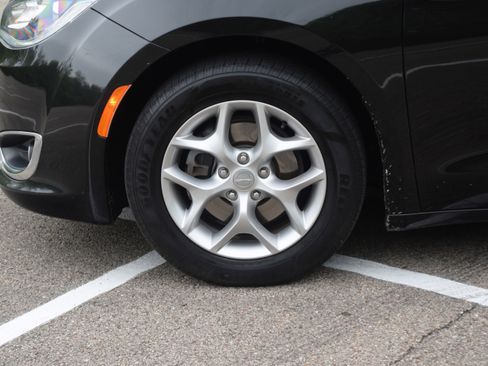 Used 2018 Chrysler Pacifica Touring Plus w/ Tire & Wheel Group FWD image 27