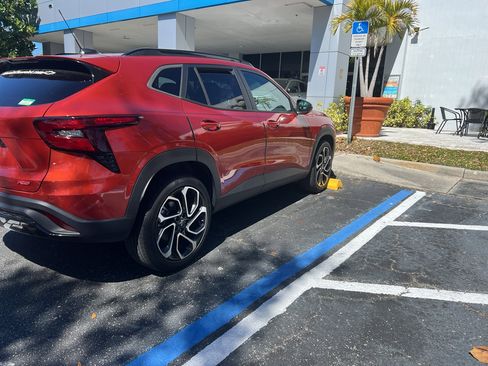 Used 2024 Chevrolet Trax RS w/ Sunroof Package image 4