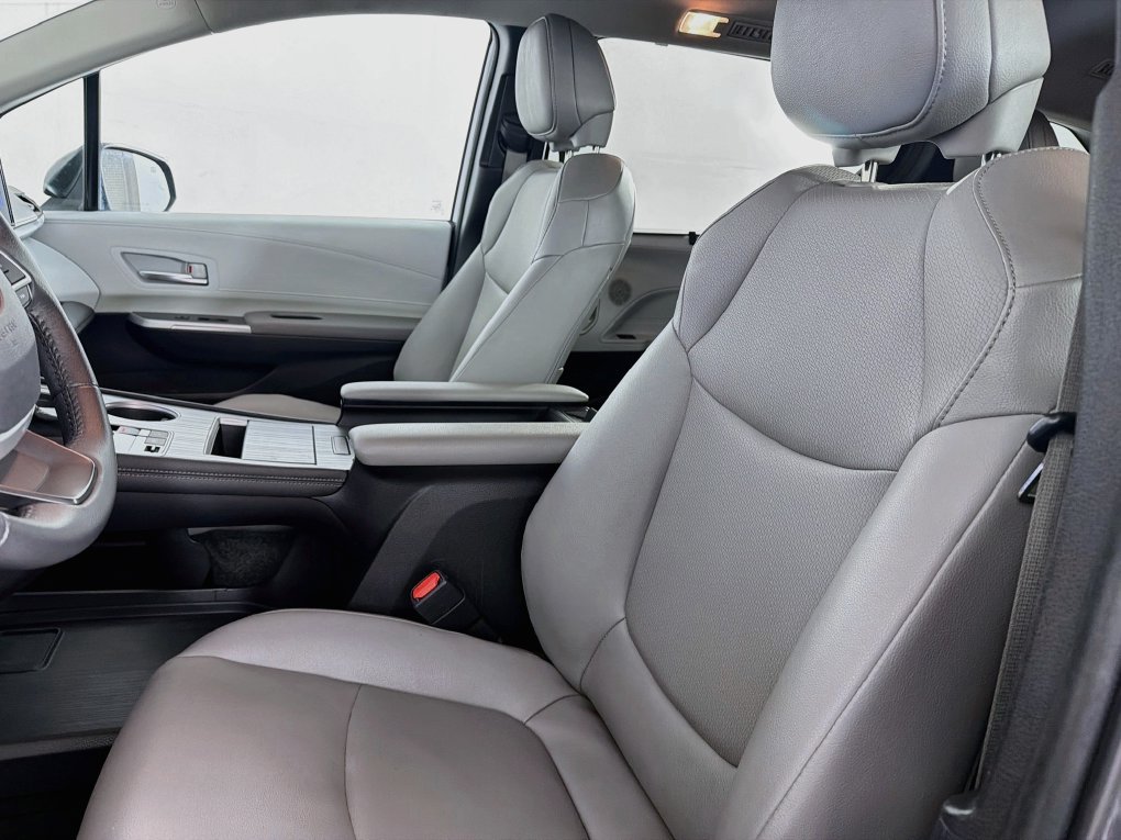 Used 2025 Toyota Sienna XLE FWD image 34