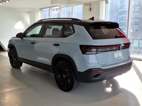 Used 2025 Volkswagen Taos SE image 6