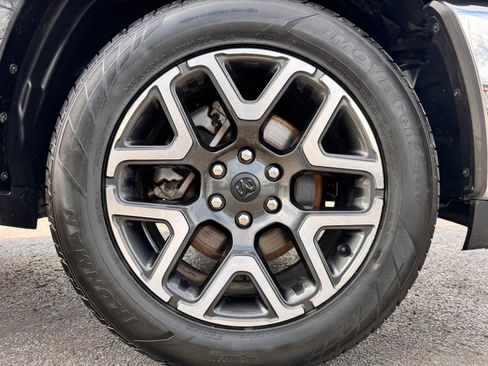 Used 2025 RAM 1500 Laramie AWD/4WD image 33