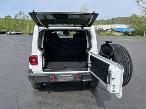 Used 2025 Jeep Wrangler Unlimited Sahara AWD/4WD image 11