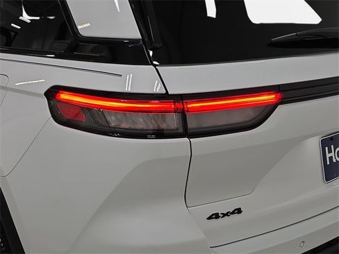 Used 2023 Jeep Grand Cherokee Altitude image 33