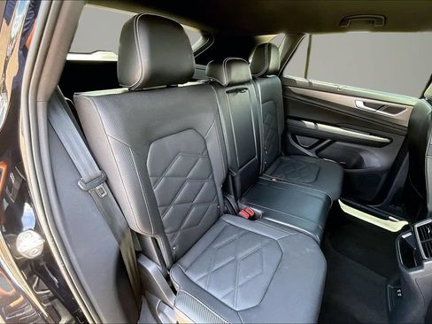 Used 2024 Volkswagen Atlas Cross Sport SE FWD image 25