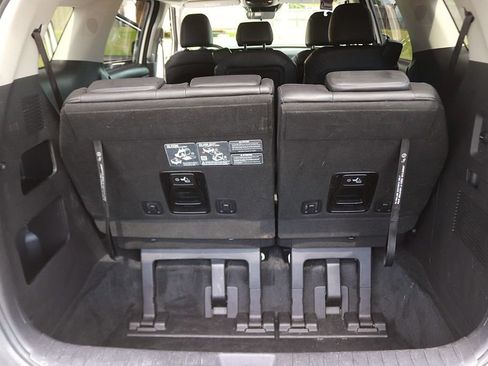 Used 2025 Kia Carnival FWD image 16